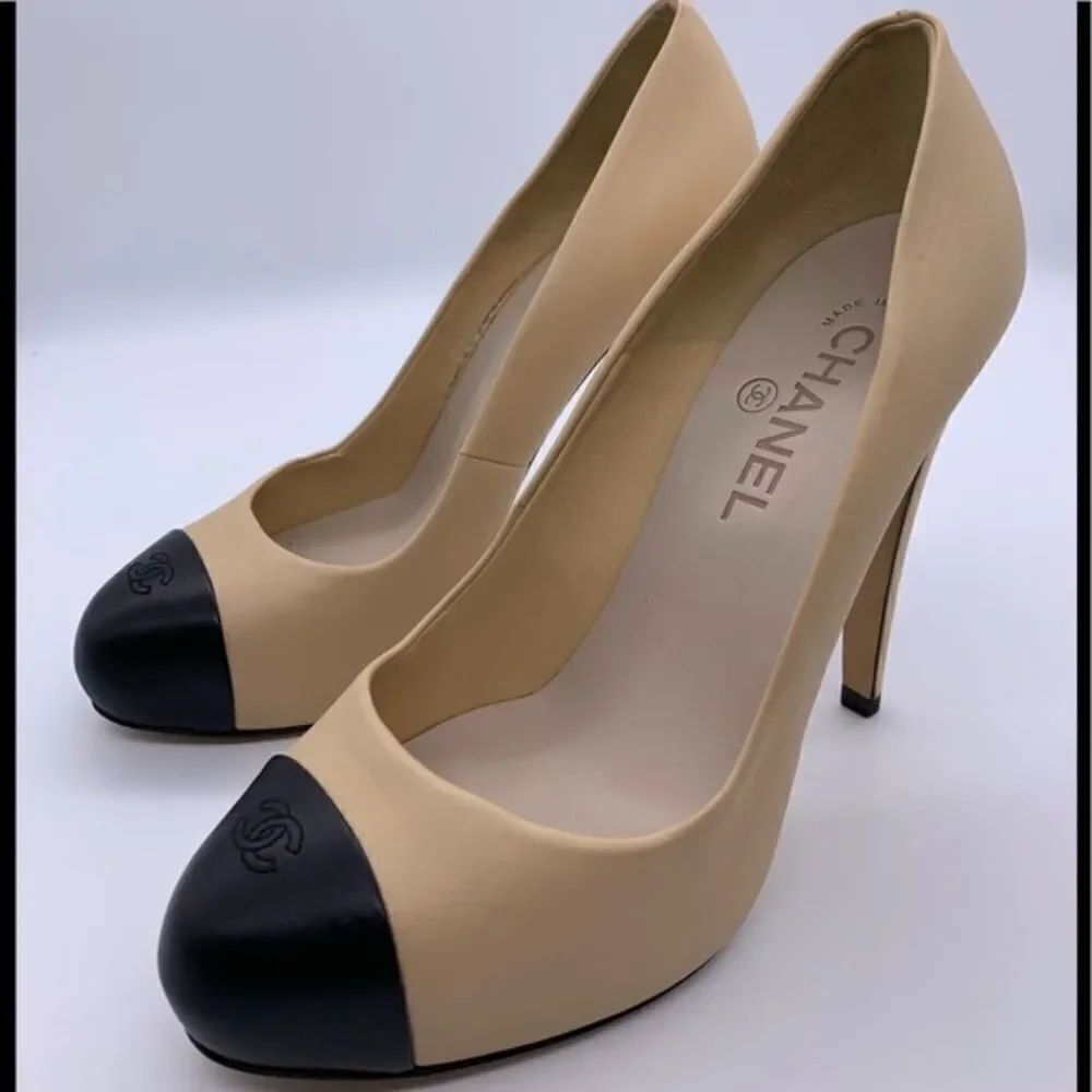 ✨ 3x HOST PICK🍸✨ Chanel Beige & Black Captoe Pumps_ AUTHENTIC✨